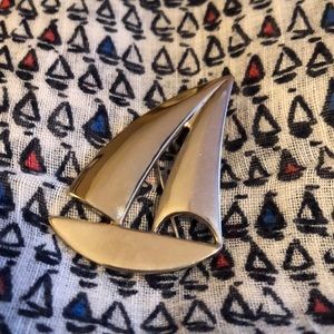 Vintage silver sailboat Brooch/pendent.